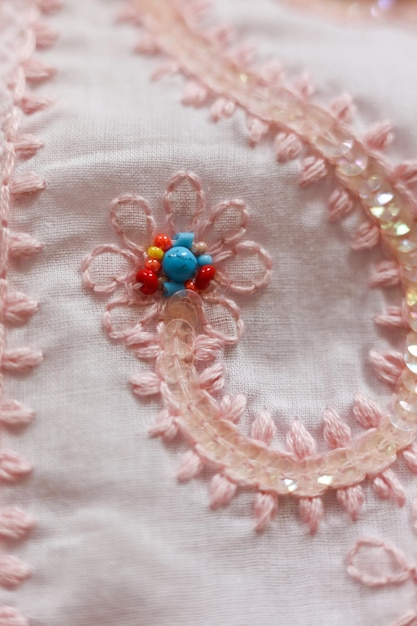 detail vyšívania na plátne